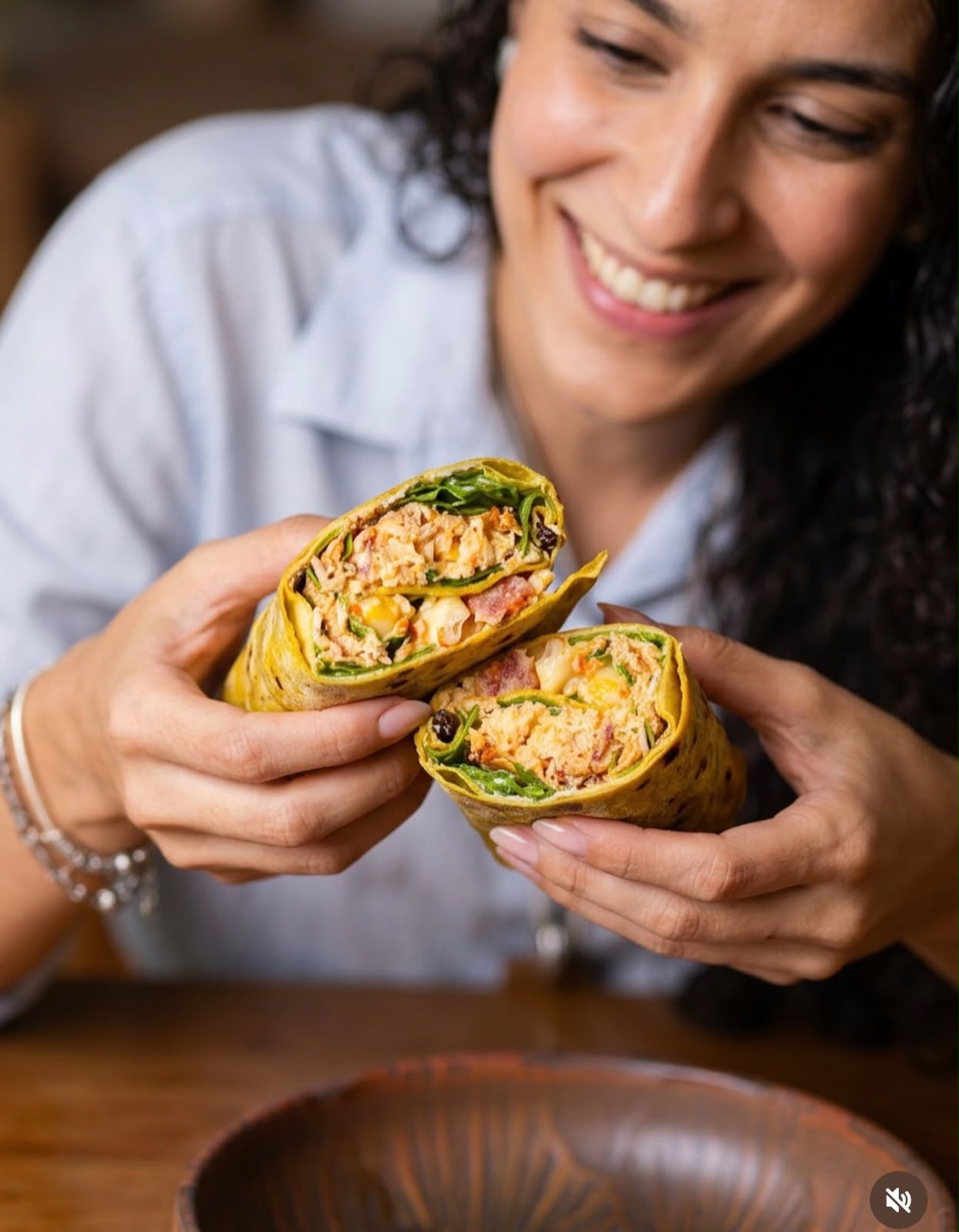 Cliente Saladex segurando um wrap cortado ao meio